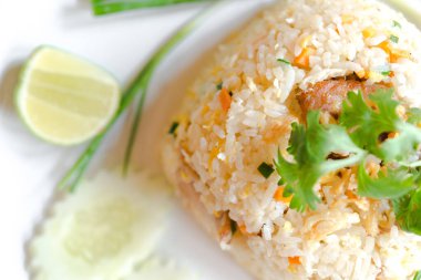 Domuz etinin beyaz çanak ile Tayland kızarmış pirinç var limon ve lezzet için biber balık sosu