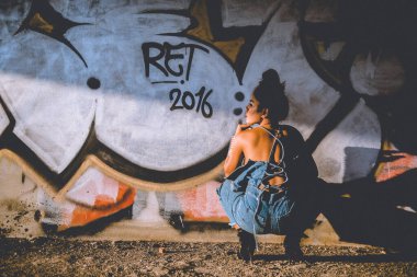 Asyalı seksi hippi kız portresi. Graffity wall 'da sütyen, tahıl ve gürültü eklendi..