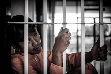 Demir hapishaneyi, esir konseptini, Tayland halkını yakalamak isteyen Asyalı erkekler özgür olmayı umuyor..