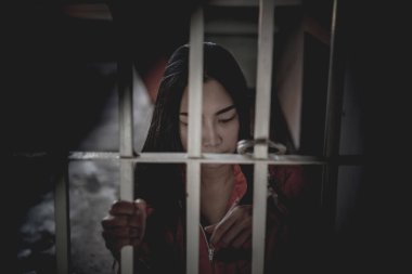 Demir hapishaneyi, esir konseptini, Tayland halkını yakalamak için çırpınan kadınların elleri özgür olmayı umuyor..