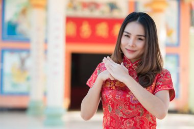 Cheongsam elbiseli güzel Asyalı kadın portresi, Tayland halkı, mutlu Çin yeni yılı konsepti.