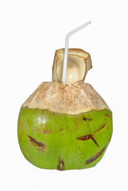 Beyaz zemin üzerinde tüp olan taze hindistan cevizi