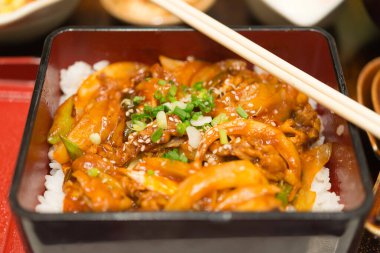 Pirinç domuzu Kore usulü.