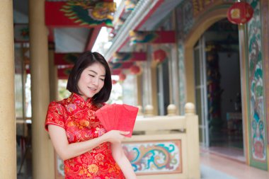 Cheongsam elbiseli güzel Asyalı kadın portresi, Tayland halkı, mutlu Çin yeni yılı konsepti.
