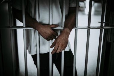 Demir hapishaneyi, esir konseptini, Tayland halkını yakalamak için çırpınan adamın elleri..