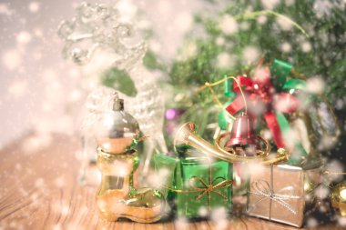 Karla süslenmiş Noel