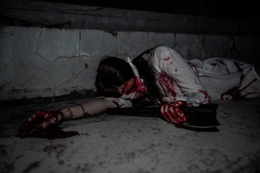 Kapalı tişörtlü kadın elinde balta, korku filmi konsepti, Taylandlı insanlar.
