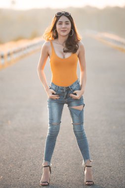 Gün batımında, Taylandlı güzel Asyalı kadın portresi.