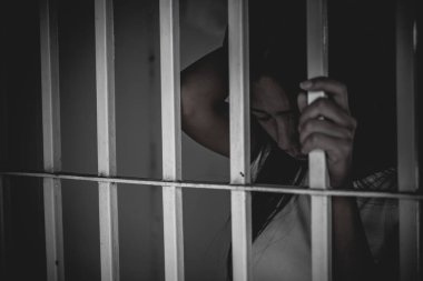 Demir hapishaneyi, esir konseptini, Tayland halkını yakalamak için çırpınan kadınların elleri özgür olmayı umuyor..