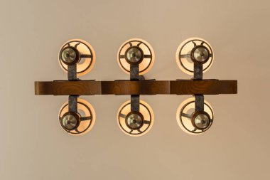 Sarı fener düşük açılı, düşük ışıklı oda