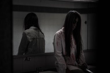 Asyalı kadın portresi kanla, korku sahnesiyle, korkunç geçmişiyle, Cadılar Bayramı posteriyle, Taylandlı insanlarla dolu.