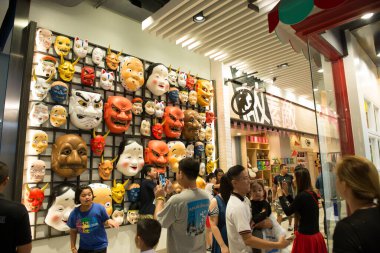 Korat - Tayland - 24 Aralık 2016: Tanımlanamayan kişiler yoğun bir şekilde birlikte 21. Terminal 'de sahne aldılar. Burası çok ünlü bir alışveriş merkezi.