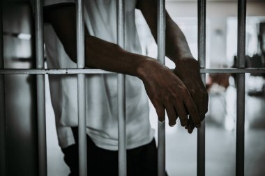 Demir hapishaneyi, esir konseptini, Tayland halkını yakalamak isteyen adamların elleri, özgür olmayı umuyoruz..
