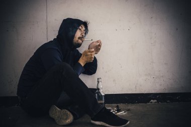 Asyalı erkekler kendi damarlarına eroin enjekte eden uyuşturucu bağımlılarıdır. Flakka ya da zombi ilacı tehlikeli, Tayland uyuşturucu konseptine hayır, ıssızlıktaki kötü adam uyuşturucuları.