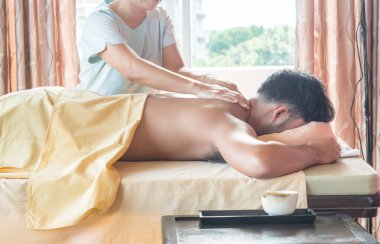 Adam masaj salonunda dinleniyor. 