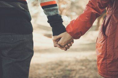 Sevgili çiftin el ele tutuşması, klasik tarz, mutlu sevgililer günü.