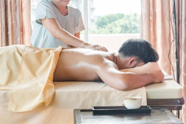 Adam masaj salonunda dinleniyor. 