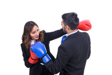 İş adamları boks konsepti, beyaz arka planda kadın kiralık katil