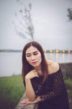 Güzel Taylandlı kadın karşılıksız aşktan çok üzgün, yeniden düşün, düşün, eski tarz, karanlık ton, kırık kalp, Asyalı kız