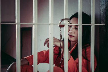 Demir hapishaneyi, esir konseptini, Tayland halkını yakalamak için çırpınan adamın elleri..