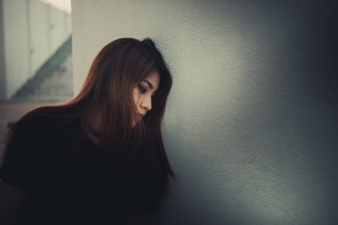 Asyalı kadın aşktan üzgün, erkek arkadaş stresi, kalp kırıklığı kadın konsepti yüzünden endişeli.