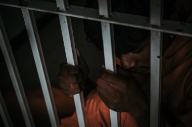 Demir hapishaneyi, esir konseptini, Tayland halkını yakalamak isteyen adamların elleri, özgür olmayı umuyoruz..