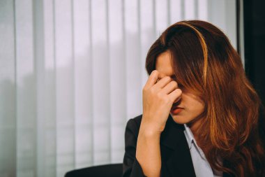Asyalı, üzgün, güzel bir kadın. Gereksiz aşktan. Sevgilisi hakkında çok şey düşünüyor.