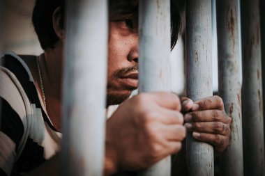 Demir hapishaneyi, esir konseptini, Tayland halkını, özgür olmayı umut eden suçluları yakalamak için çırpınan adamların elleri..