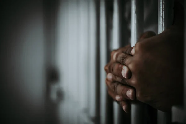 Χέρια Του Ανθρώπου Απελπισμένα Για Πιάσει Σιδερένια Φυλακή Φυλακισμένος Έννοια — Φωτογραφία Αρχείου