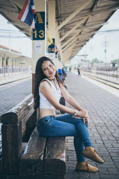 Hermosa Chica Con Sonrisa Esperar Tren Para Viajar Estación Tren —  Fotos de Stock