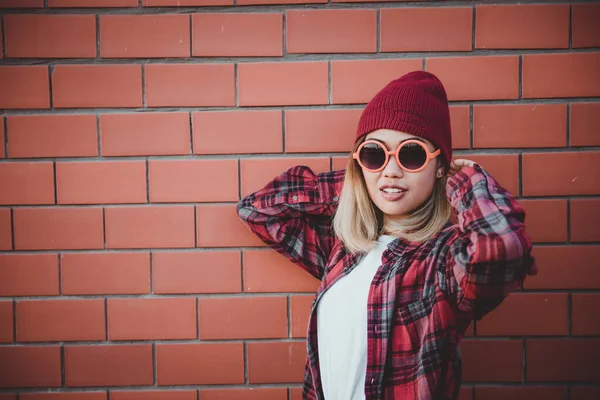 Portret Aziatische Hipster Meisje Baksteen Muur Achtergrond Draagt Oranje Zonneglas — Stockfoto