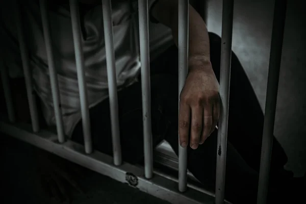 Manos Hombres Desesperados Por Atrapar Prisión Hierro Concepto Prisionero Gente —  Fotos de Stock