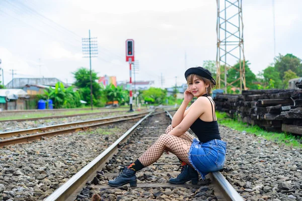 アジアのセクシーな女性の肖像写真を撮るために鉄道に座って タイの女性の短い髪のスタイル — ストック写真