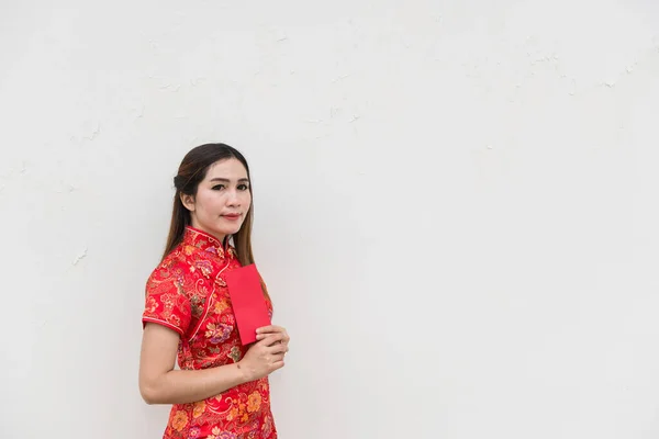 Feliz Año Nuevo Chino Retrato Mujer Asiática Tiene Sobre Rojo — Foto de Stock