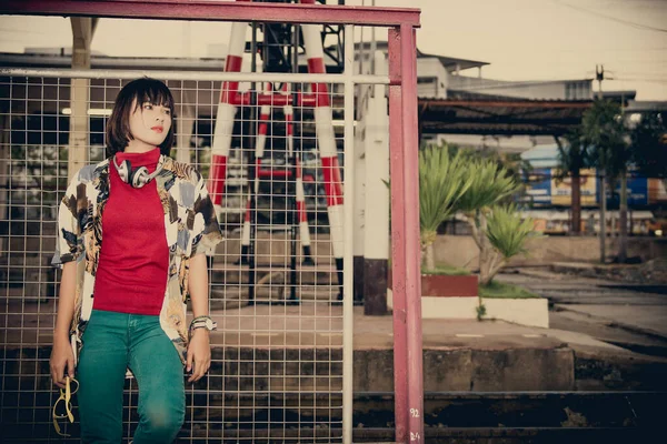 Retrato Ásia Hipster Menina Por Sol Ferroviário Vintage Estilo — Fotografia de Stock