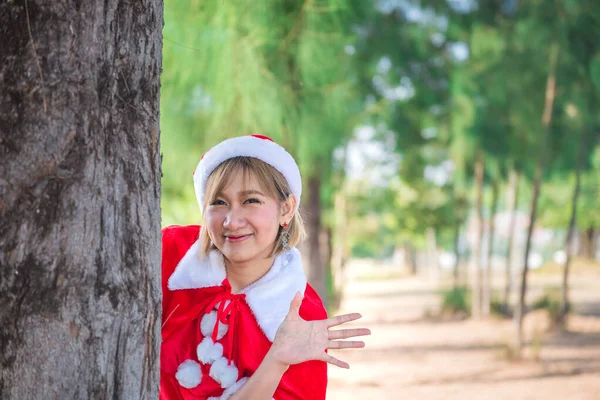 Bonita Jovem Mulher Asiática Santa Claus Roupas Livre — Fotografia de Stock