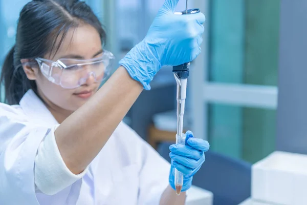 Los Científicos Inyectaron Productos Químicos Tubos Plástico Científico Mezclar Productos —  Fotos de Stock
