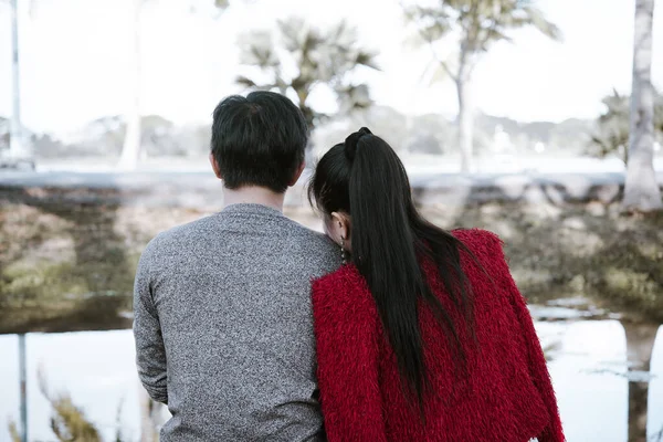 亚洲夫妇在公园放松的后视镜 — 图库照片