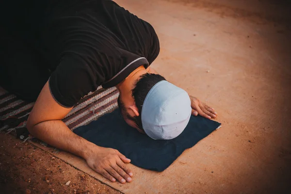 Silhouet Jonge Aziatische Moslim Man Biddend Bij Zonsondergang Ramadan Festival — Stockfoto