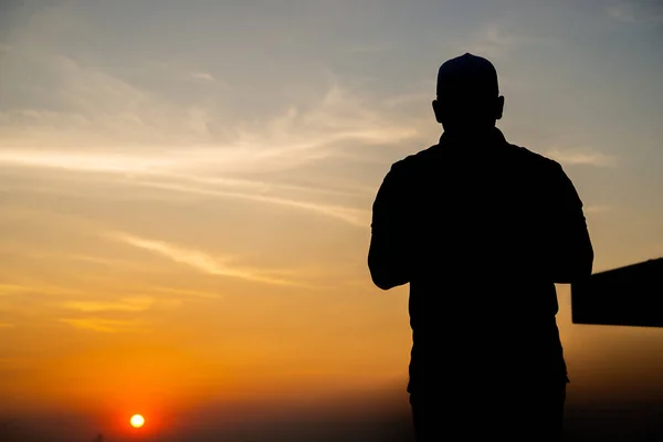 Silhouette Junger Asiatischer Muslimischer Mann Der Sonnenuntergang Betet Konzept Des — Stockfoto