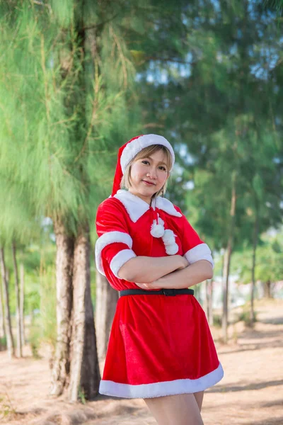 Bella Giovane Donna Asiatica Vestiti Babbo Natale All Aperto — Foto Stock