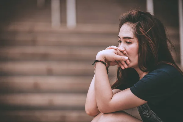 Asyalı kadın aşktan üzgün, erkek arkadaş stresi, kalp kırıklığı kadın konsepti yüzünden endişeli.