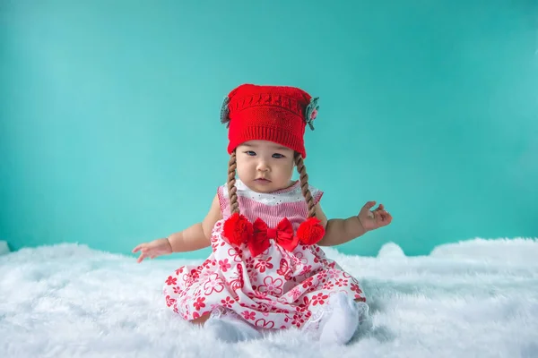 毛毯上穿着粉色衣服的可爱亚洲宝宝的画像 快乐宝宝的概念 小宝宝的脚步声 — 图库照片