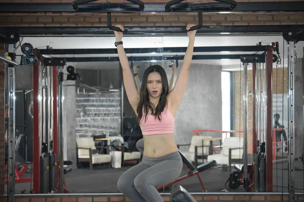 Όμορφη Ασιατική Γυναίκα Άσκηση Στο Γυμναστήριο Ταϊλάνδη — Φωτογραφία Αρχείου