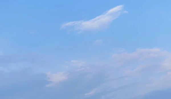 Bílý Načechraný Mraky Modré Obloze Pozadí — Stock fotografie