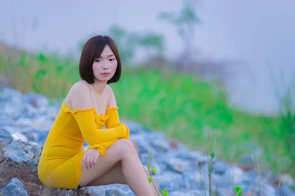 Портрет Красивої Азіатки Жовтій Сукні Полі Народу Таїланду — стокове фото