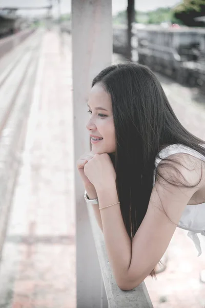 Retrato Mulher Bonita Varanda Estação Trem Ela Tem Belo Sorriso — Fotografia de Stock