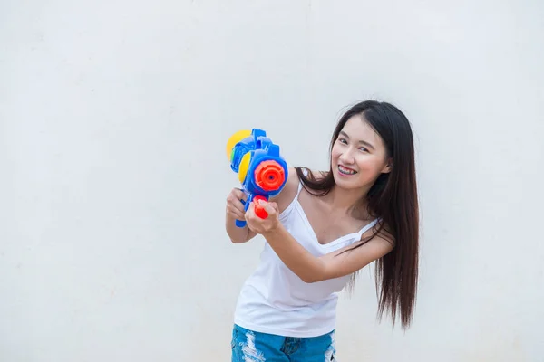 Азійська Жінка Водяним Пістолетом Руках Білому Тлі День Пісні Таїланді — стокове фото