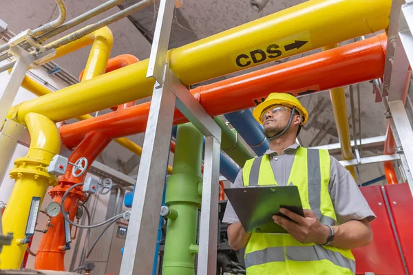 Ingeniero Asiático Con Gafas Que Trabajan Sala Calderas Comprobación Mantenimiento — Foto de Stock