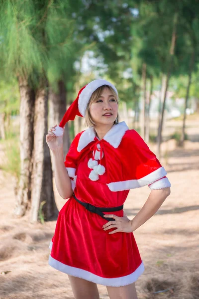 Bonita Jovem Mulher Asiática Santa Claus Roupas Livre — Fotografia de Stock